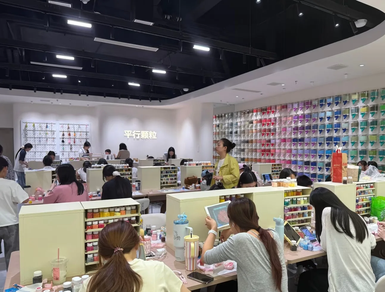 桌面收纳与墙面色号陈列